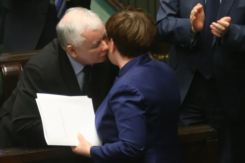 Propaganda w TVP i populistyczne działania opłacają się władzy. PiS coraz mocniejszy w sondażach poparcia