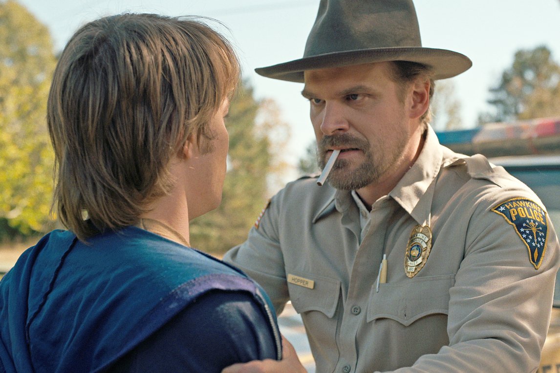 Komendant Jim Hopper przeszedł ogromną przemianę, nie zawsze był przykładnym policjantem.