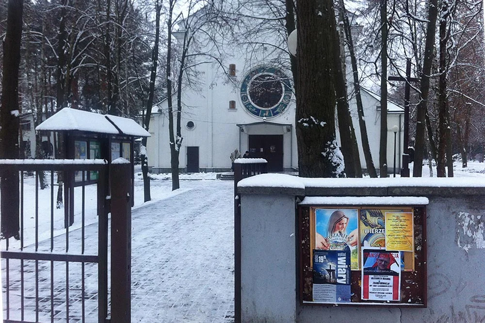 Kościół w Izabelinie z zaproszeniem na wykład Grzegorza Brauna