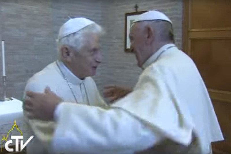 Papież Franciszek spotkał się z papieżem-seniorem Benedyktem XVI. Watykan nie przedstawił zdjęcia z tego spotkania.