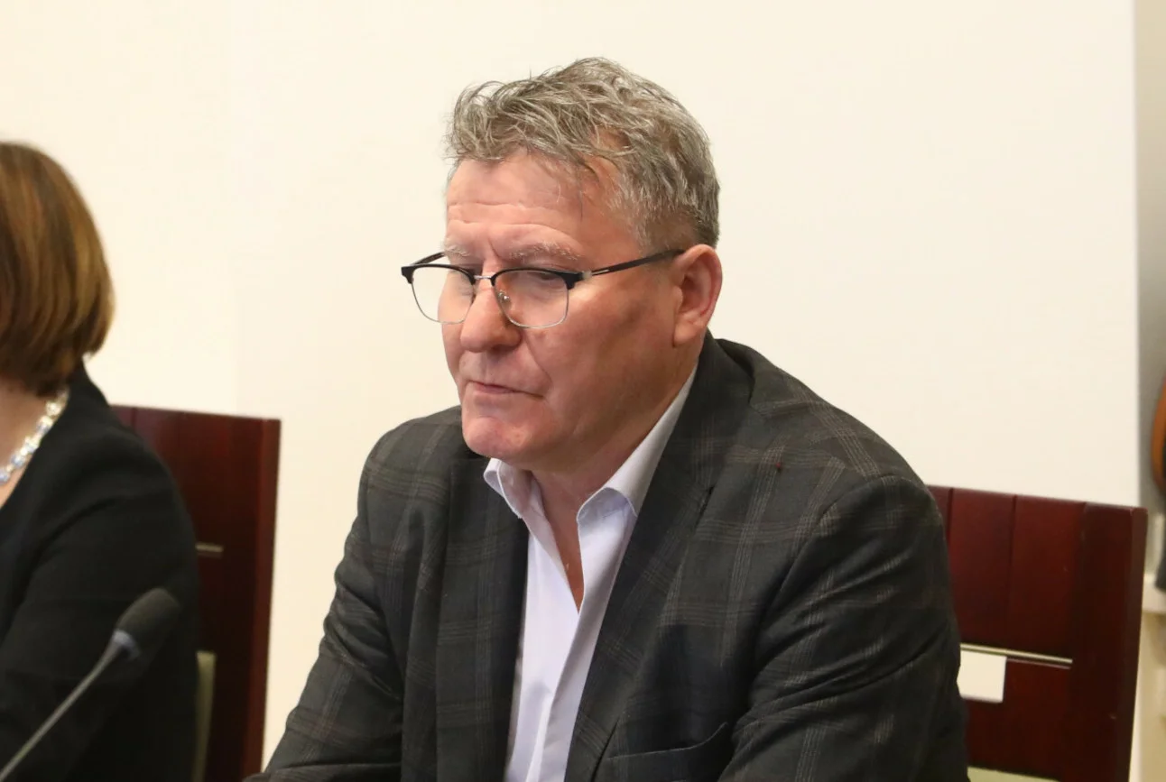 Sędzia KRS tłumaczy się ws. głosowania z pomocą żony. Różne wersje wydarzeń.