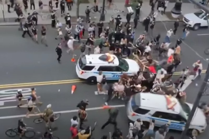 W USA wrze. W 40 miastach wprowadzono godzinę policyjną. Tu policyjne wozy wjeżdżają w manifestujących w Nowym Jorku.