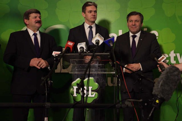 Adam Jarubas (w środku) w barwach PSL powalczy o prezydencki fotel.