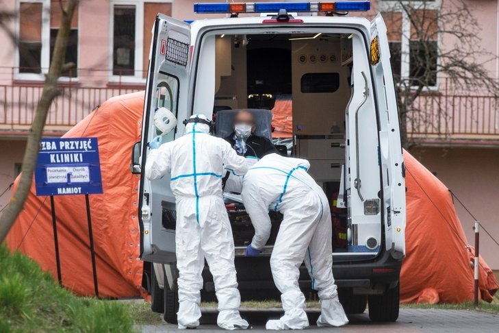 We Francji chcą wynagradzać pracowników służby zdrowia za walkę z koronawirusem. A jak jest w innych krajach?