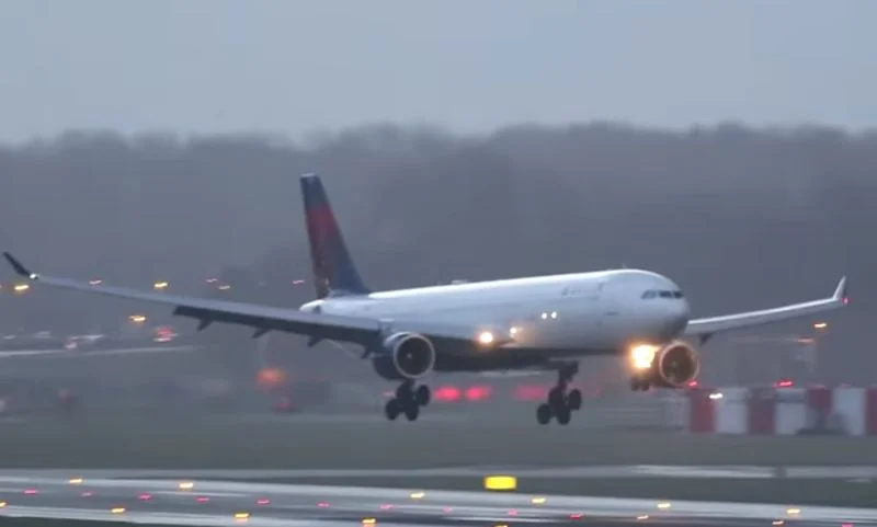 Niektórzy piloci na lotnisku Schiphol w Amsterdamie mieli niemałe problemy z wylądowaniem.