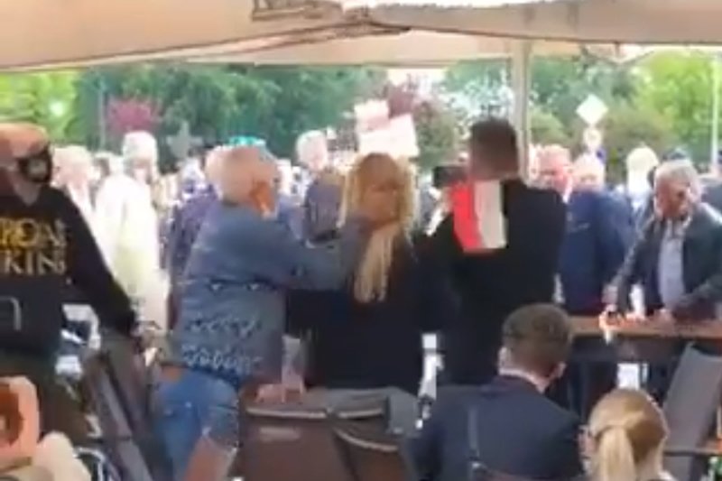 Agresywny zwolennik prezydenta Andrzeja Dudy rzucił się na kobietę podczas wiecu kandydata PiS w Wieluniu.