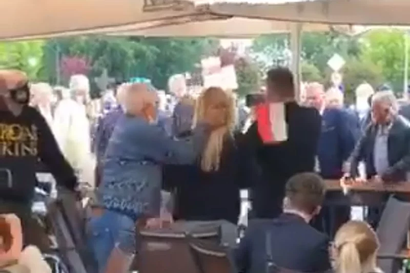 Agresywny zwolennik prezydenta Andrzeja Dudy rzucił się na kobietę podczas wiecu kandydata PiS w Wieluniu.