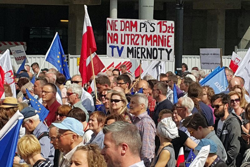 Na marszu KOD i opozycji bierze udział ponad 200 tysięcy osób.