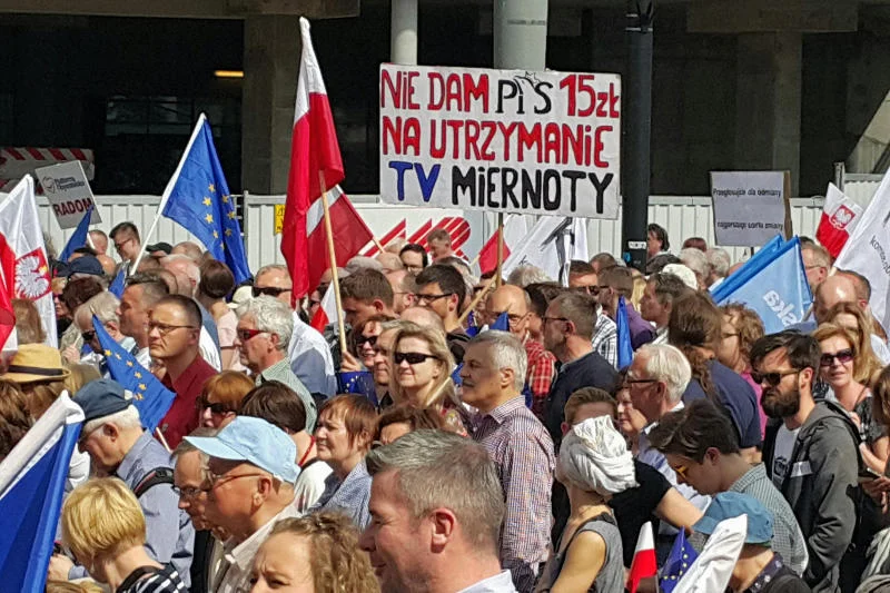 Na marszu KOD i opozycji bierze udział ponad 200 tysięcy osób.