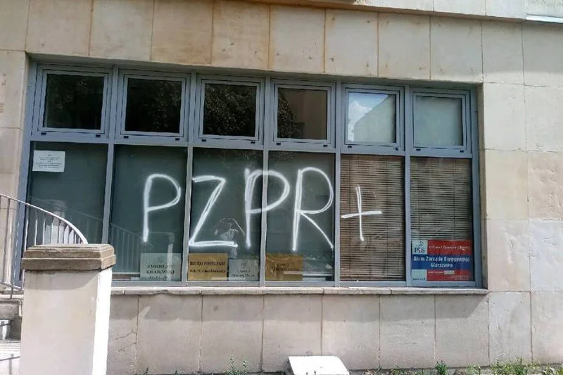 Tym razem ucierpiało biuro poselskiej Mariusza Kamińskiego.
