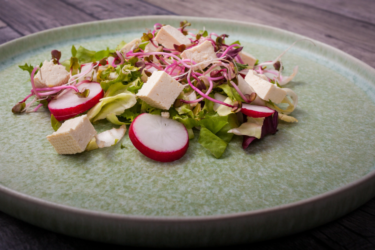 Znalazła w sałatce fragment.. ludzkiego palca. Klientka pozywa znaną restaurację