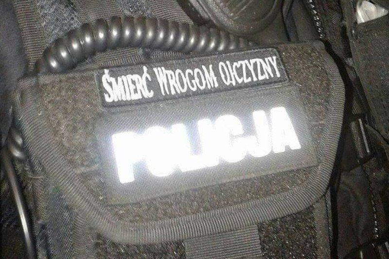Nieregulaminowa plakietka z napisem "Śmierć wrogom ojczyzny" znalazła się na mundurze jednego z policjantów.