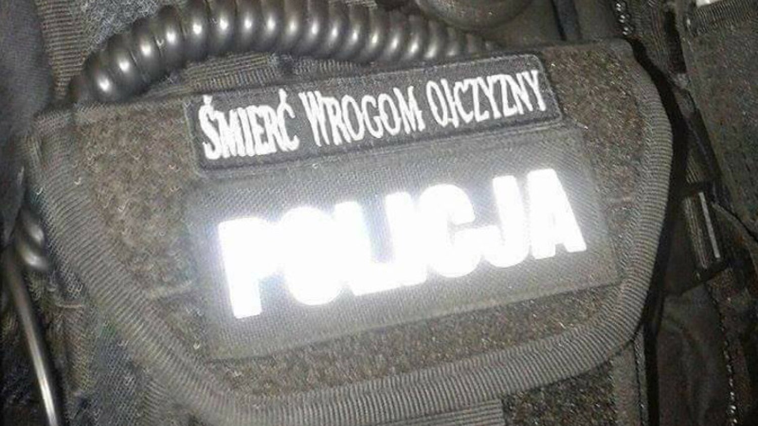 Nieregulaminowa plakietka z napisem "Śmierć wrogom ojczyzny" znalazła się na mundurze jednego z policjantów.