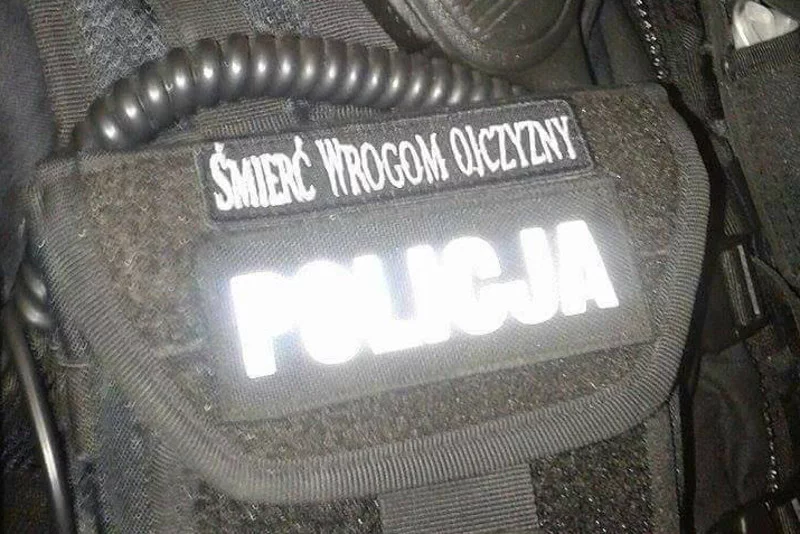 Nieregulaminowa plakietka z napisem "Śmierć wrogom ojczyzny" znalazła się na mundurze jednego z policjantów.