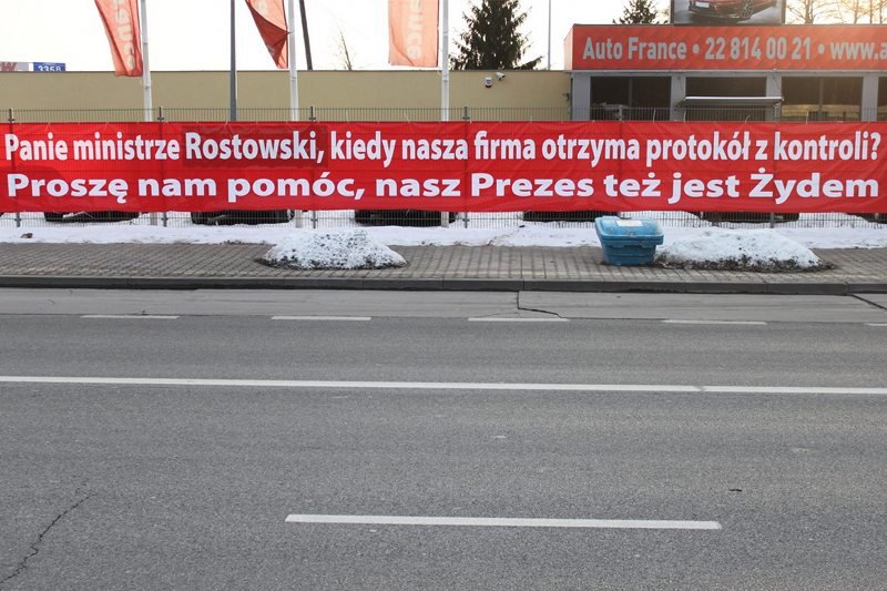 Zbigniew Stonoga toczy wojnę z Urzędem Skarbowym i wywiesza kolejne banery