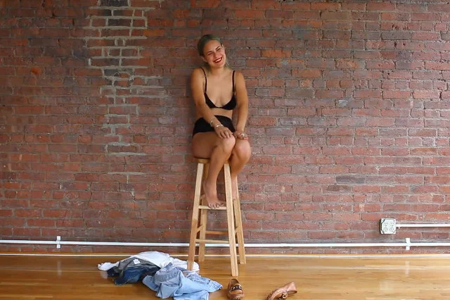 Pokaż mi co masz pod ubraniem, a powiem ci kim jesteś. / Na zdjęciu Tallulah Willis.