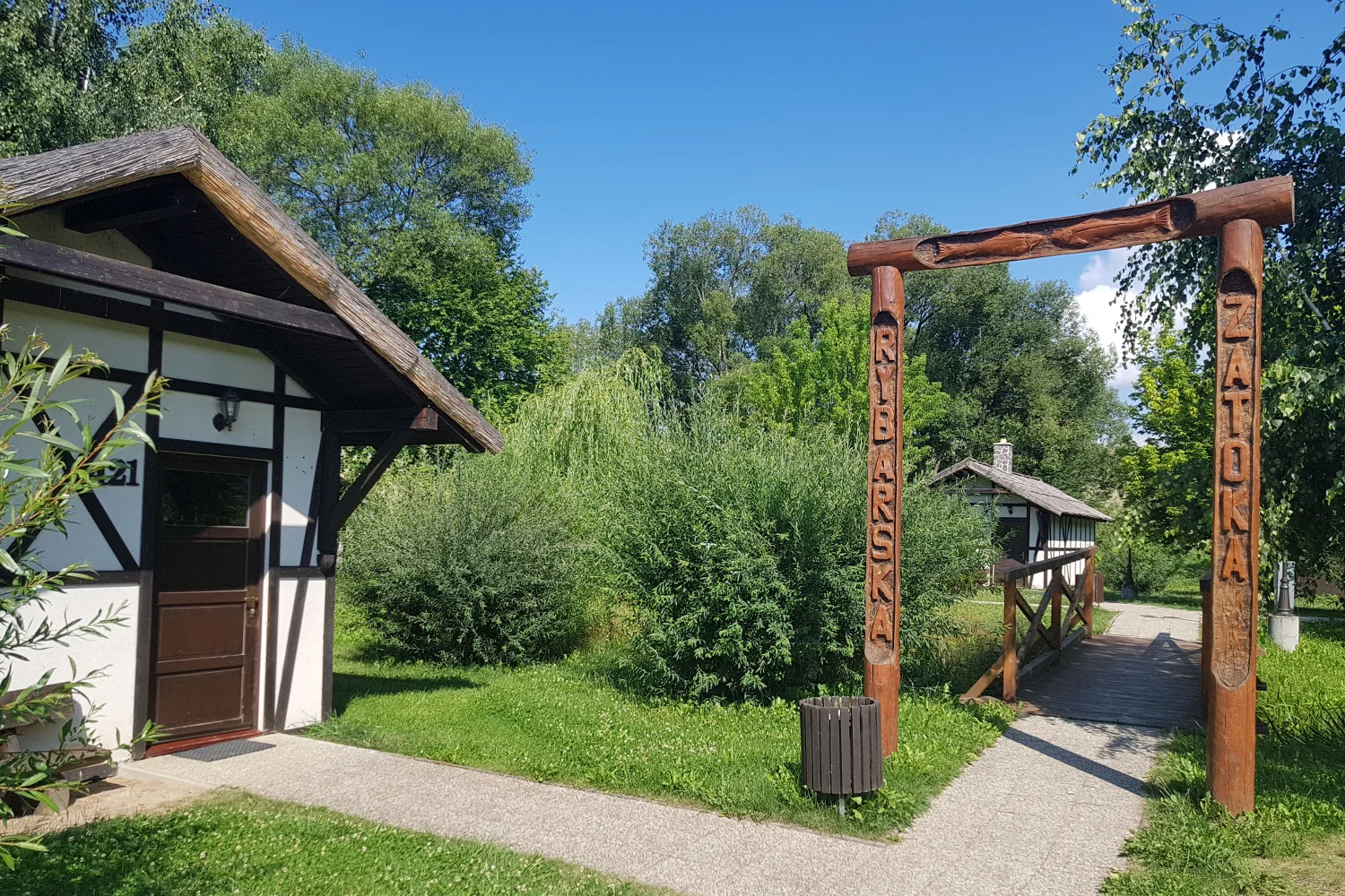 Gdy zaplanuje się wypad na kilka dni, nocleg można spędzić w całkiem wygodnym domku.
