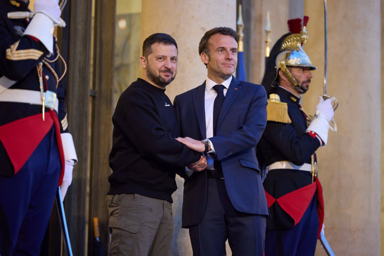 Prezydenci Ukrainy i Francji podczas spotkania. Paryż chce być gwarantem bezpieczeństwa dla Kijowa.