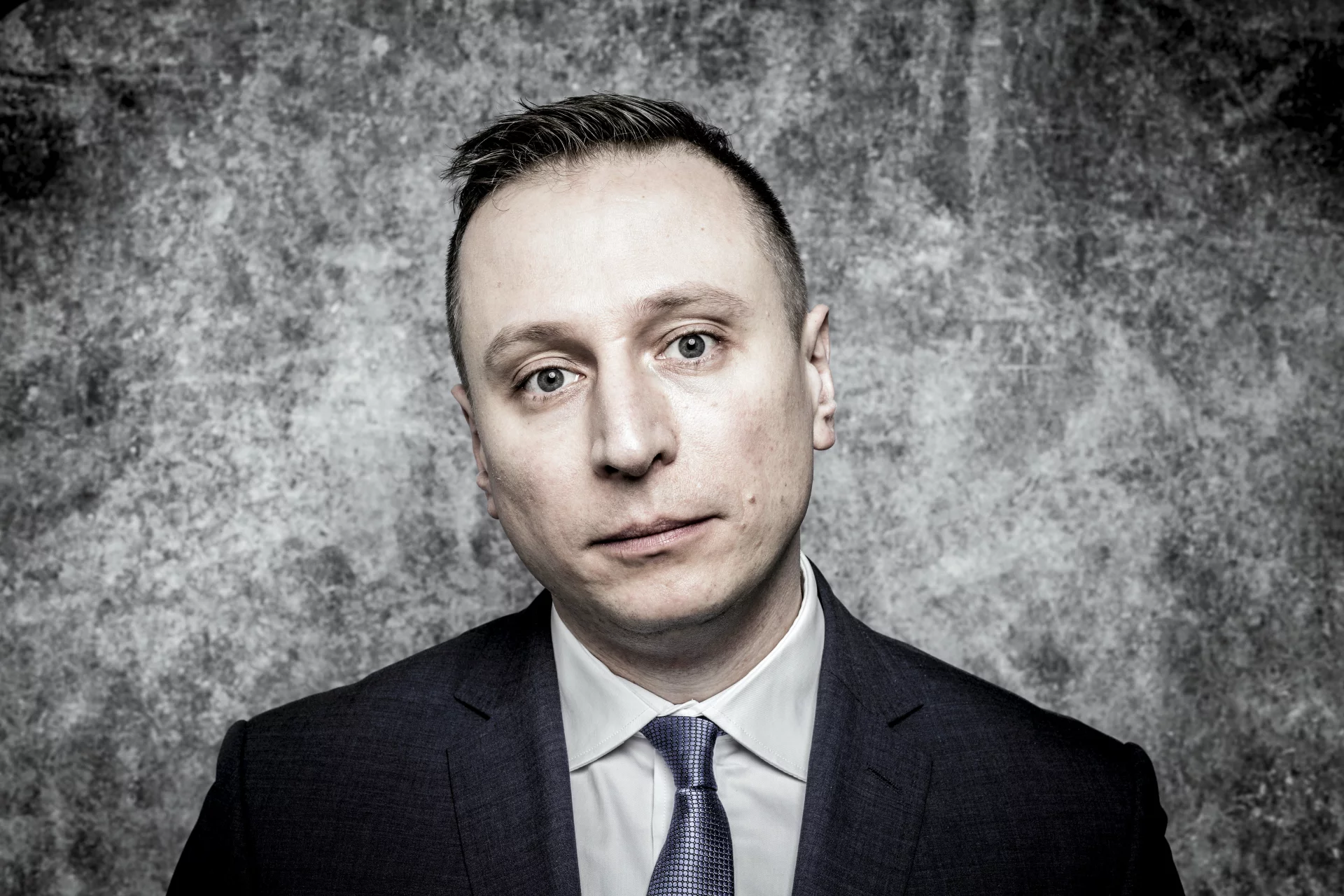 Zatrzymano sprawcę podpalenia kamienicy, w której mieszka poseł Krzysztof Brejza. Podejrzanym jest sąsiad, a do podpalenia miało dojść nieumyślnie.
