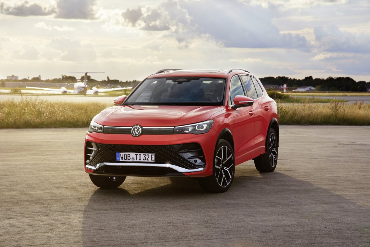 Tiguan, jeden z najbardziej popularnych modeli Volkswagena na świecie, doczekał się już trzeciej generacji. Najnowsze wcielenie kompaktowego SUV-a jest już dostępne w salonach producenta w Polsce.