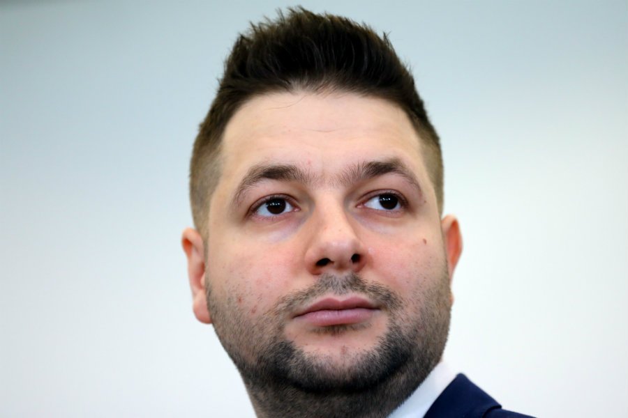 Patryk Jaki najpierw przeprosił za mema z pogrzebu Sebastiana Karpiniuka, teraz znów atakuje.