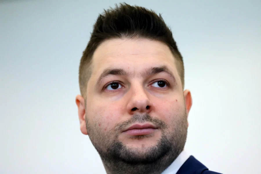 Patryk Jaki najpierw przeprosił za mema z pogrzebu Sebastiana Karpiniuka, teraz znów atakuje.