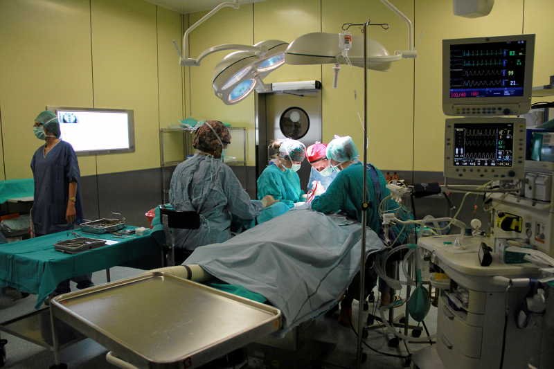 Wydłużają się kolejki na operacje. Na zdjęciu operacja w Uniwersyteckim Szpitalu Klinicznym we Wrocławiu.