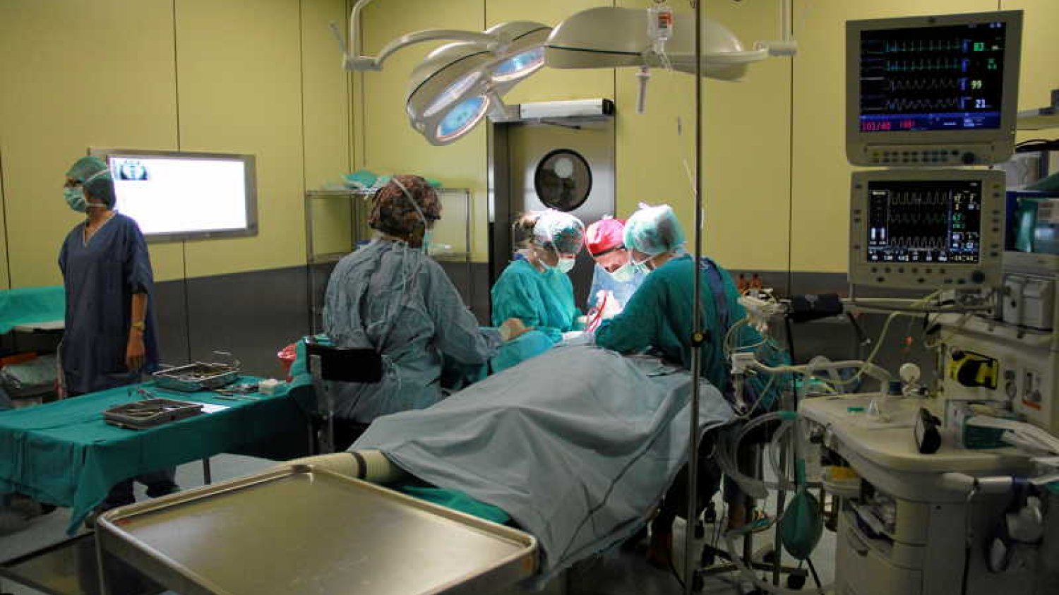Wydłużają się kolejki na operacje. Na zdjęciu operacja w Uniwersyteckim Szpitalu Klinicznym we Wrocławiu.