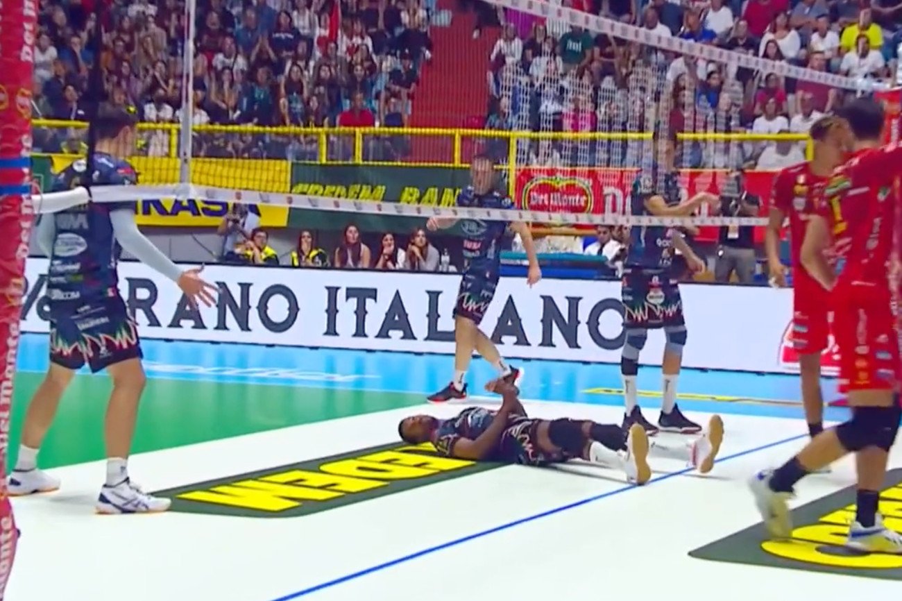 Upadek Wilfredo Leona podczas tie-breaka w meczu o Superpuchar Włoch wyglądał koszmarnie.