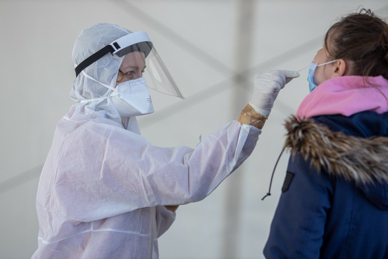 Ile zakażeń koronawirusem w Polsce 10 kwietnia 2022? Najnowsze dane MZ.