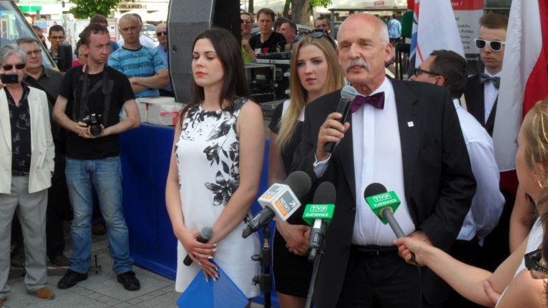 Janusz Korwin-Mikke podczas ostatniej konferencji prasowej przed ciszą wyborczą. Częstochowa.