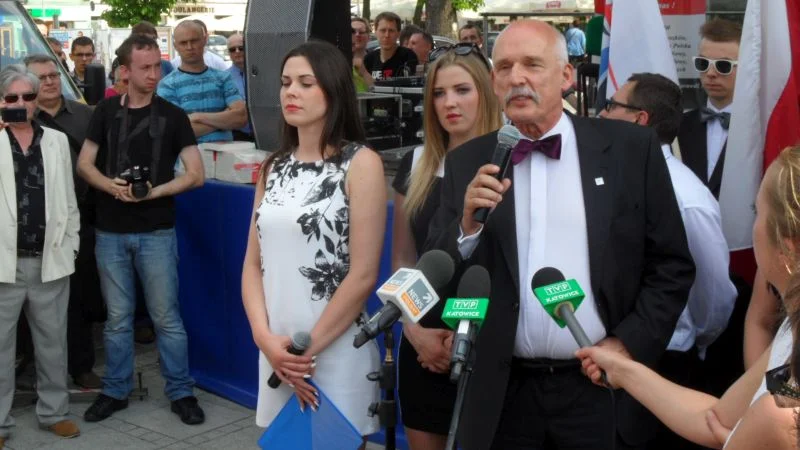 Janusz Korwin-Mikke podczas ostatniej konferencji prasowej przed ciszą wyborczą. Częstochowa.