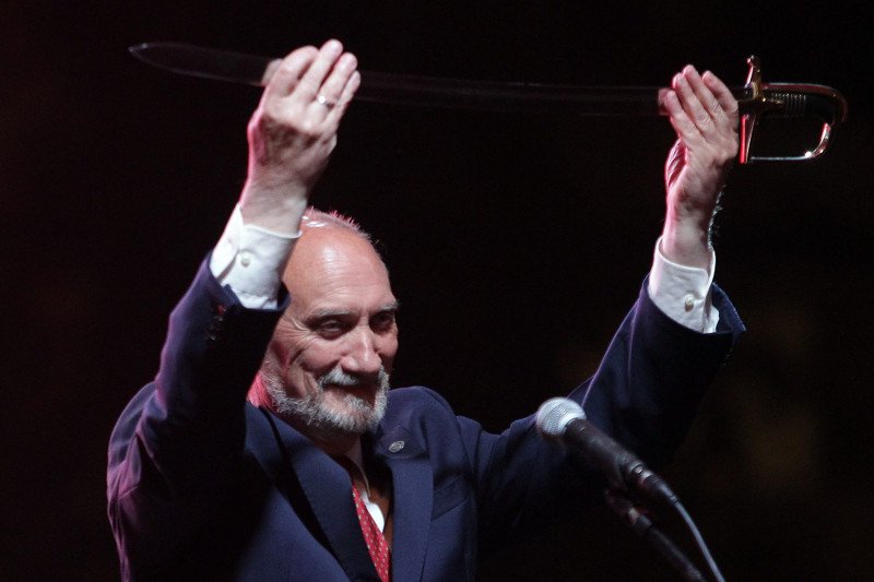 "Macierewicz ośmiesza Polskę. Przerwijcie tę komedię." Jest nowe oświadczenie MON w sprawie Mistrali i lawina komentarzy