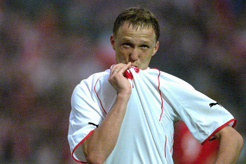 2001 r., Stadion Śląski w Chorzowie. Paweł Kryszałowicz całuje orzełka po zdobyciu bramki w meczu Polski z Norwegią.