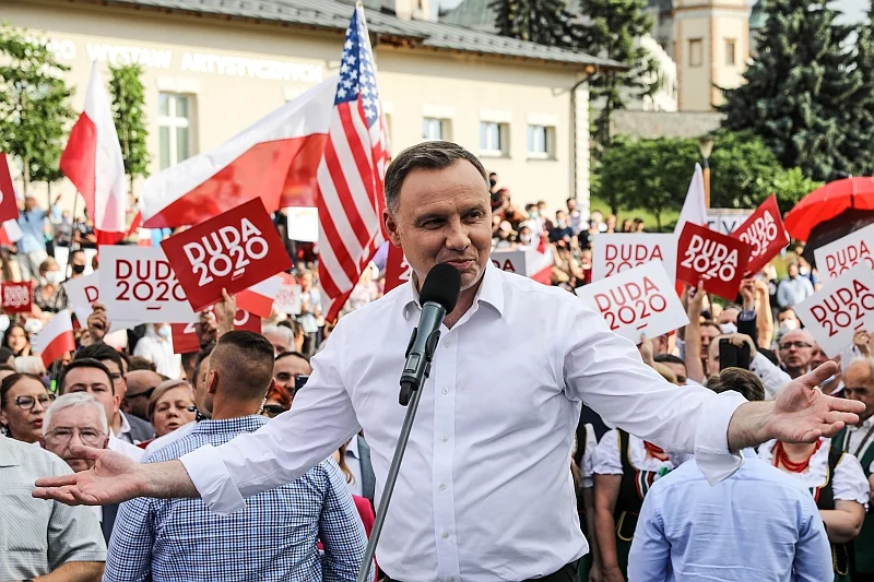 Google Tranlate źle tłumaczy. Zamiast "Duda szkodzi", mamy "Duda is okay".