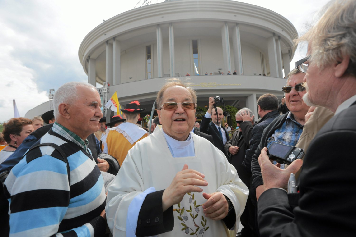 Tadeusz Rydzyk przed Sanktuarium Najświętszej Maryi Panny Gwiazdy Nowej Ewangelizacji i św. Jana Pawła II w Toruniu