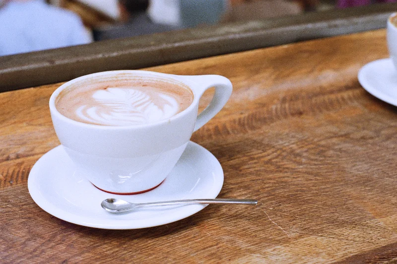 Cappucino – napój kawowy, którzy kochają amatorzy „małej czarnej” pod każdą szerokością geograficzną. Nowoczesne ekspresy potrafią zadbać o to, by zostało ono zaparzone nie gorzej od wytrawnego baristy z krwi i kości.