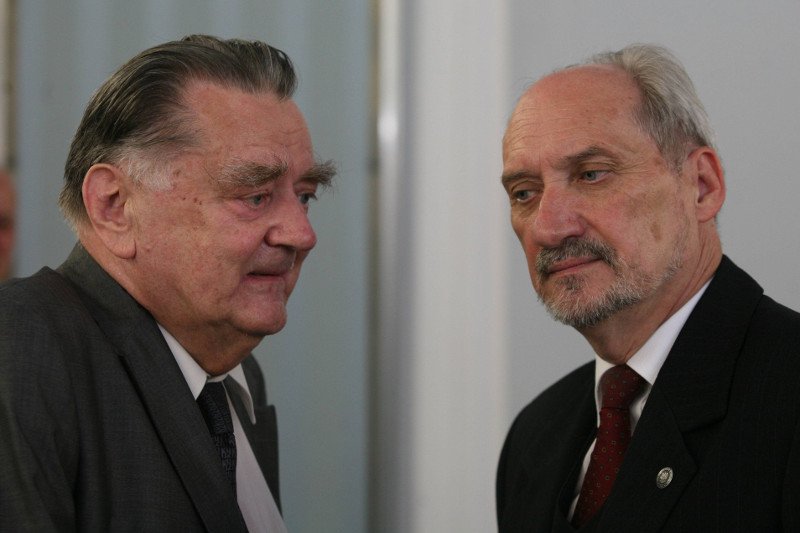 Były premier Jan Olszewski ocenia, że dymisja Macierewicza może bardzo zaszkodzić obozowi rządzącemu