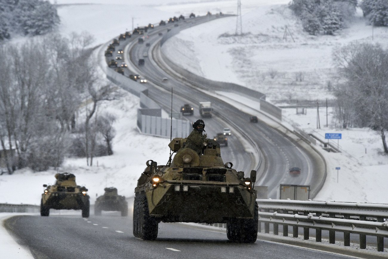 Jakie siły Władimir Putin zgromadził na granicy z Ukrainą? Na zdjęciu: konwój rosyjskich wozów opancerzonych na Krymie.