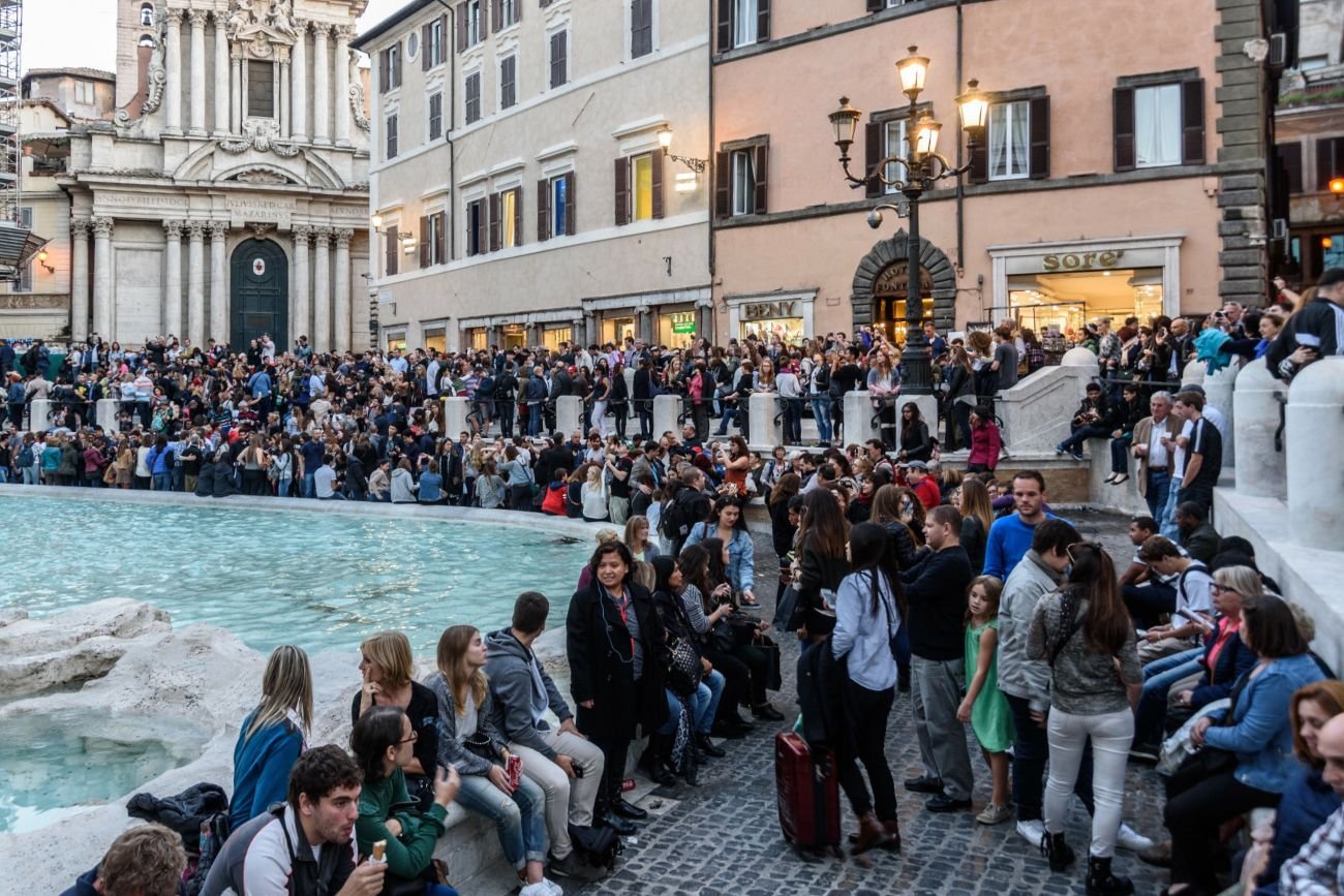 Fontanna di Trevi w Rzymie już tak nie wygląda. Turyści zaglądają przez szybę
