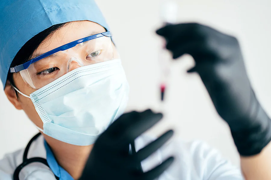Jak działa szczepionka na covid-19 produkowana w Chinach? Co wiemy na temat preparatu, który wkrótce może być dostępny w Polsce? Chińska szczepionka na covid-19 — co wiemy o preparacie made in China?