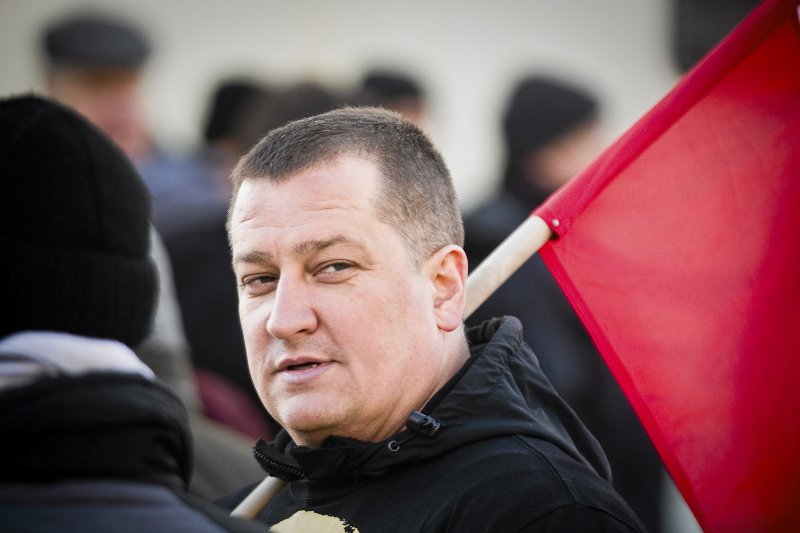 Radny Paweł Myszkowski podczas marszu ONR w Hajnówce w lutym 2016 roku