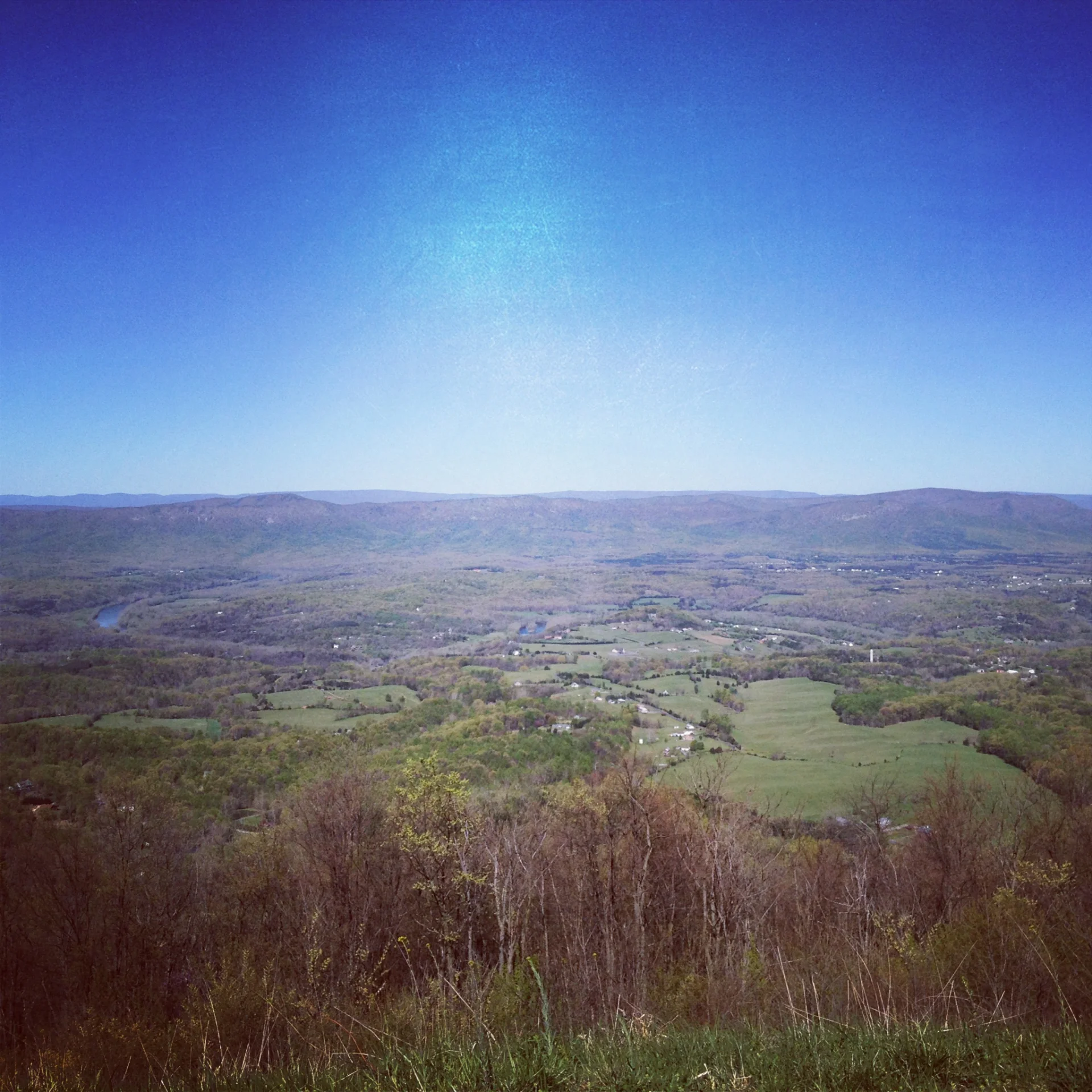 Piękna trasa i super pomysł na spędzenie weekendu. Droga prowadzi przez szczyty gór w Shenandoah National Park. Za jedne 15 dolarów. Więcej http://www.nps.gov/shen/index.htm