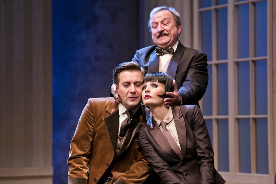 „Polityka” to najnowsze przedstawienie Teatru 6.piętro, w reżyserii Eugeniusza Korina.