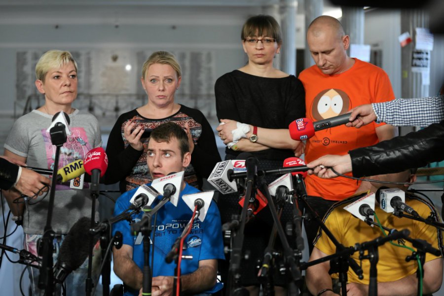 Marszałek Kuchciński miał dać niepełnosprawnym zakaz wychodzenia na spacer.