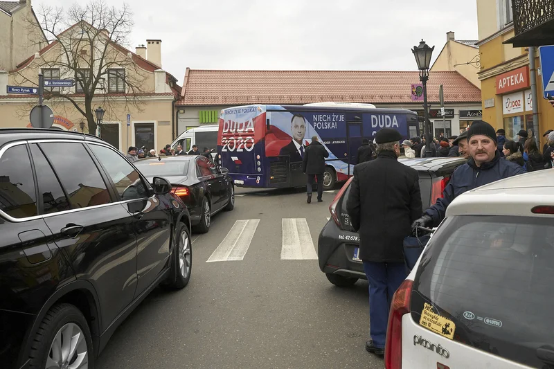 Kawalkada pojazdów Andrzeja Dudy podczas kampanii wyborczej.