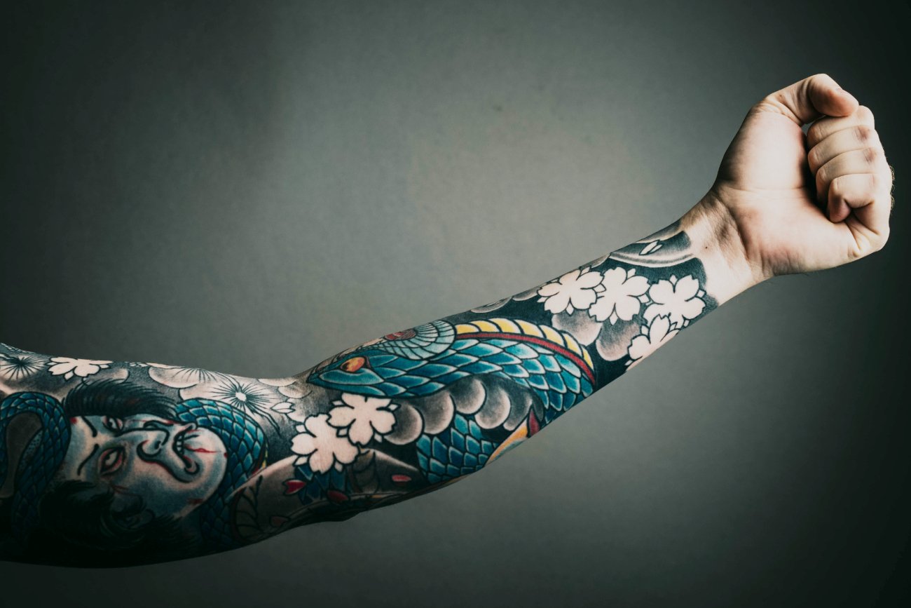 Dlaczego Unia Europejska zakazała kolorowych tatuaży? Tatuatorki komentują