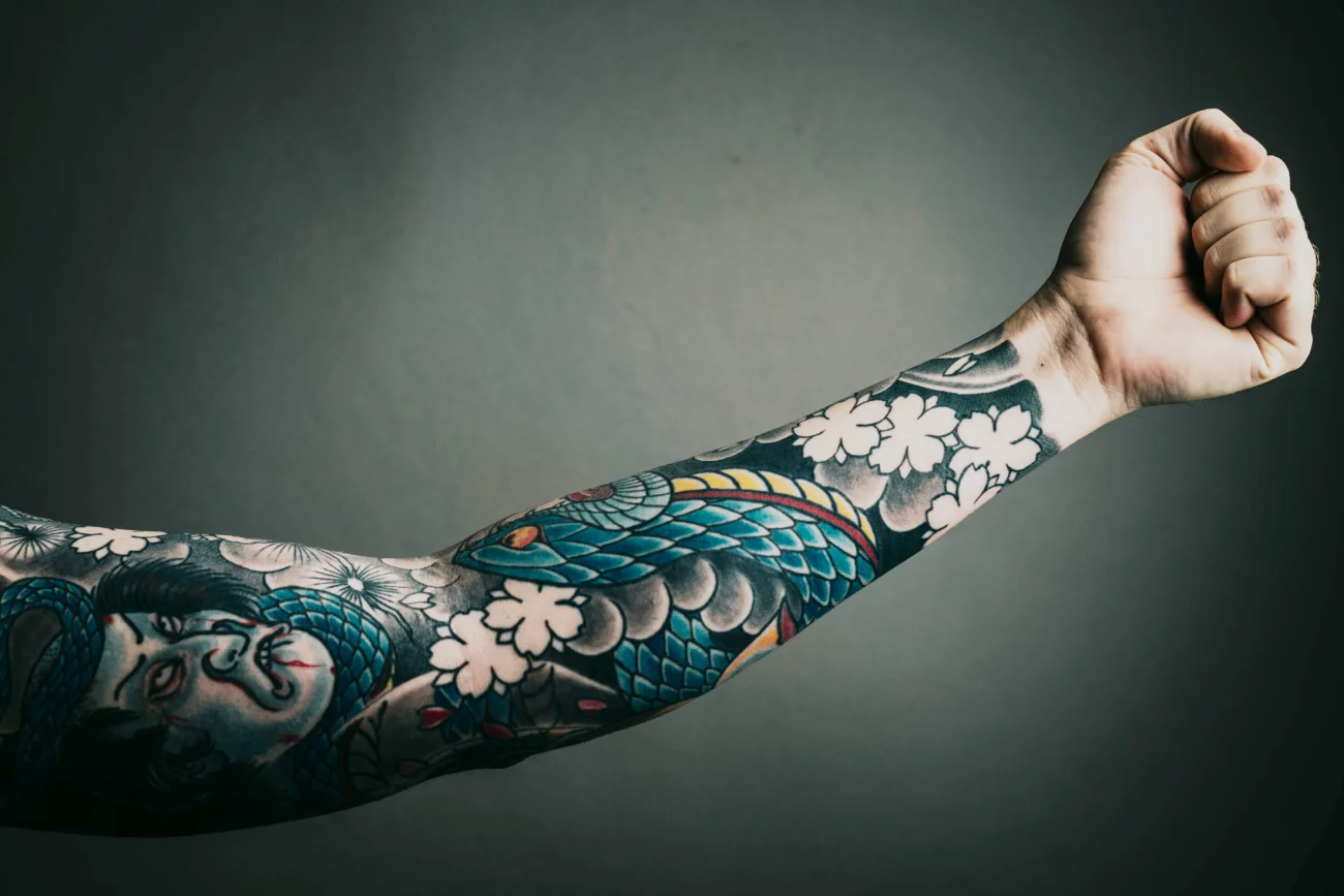 Dlaczego Unia Europejska zakazała kolorowych tatuaży? Tatuatorki komentują