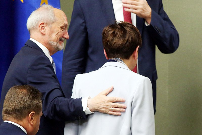 Najbardziej wpływowy z wiceprezesów PiS może być bardzo zadowolony z tego, jak broniła go premier Beata Szydło.