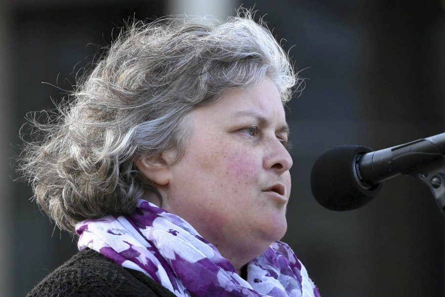 Izabella Sariusz-Skąpska opowiedziała, jak władza PiS naruszyła spokój jej męża.